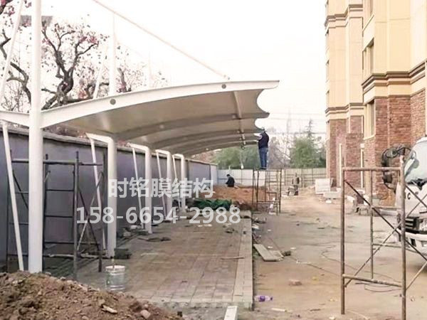 膜結構停車棚